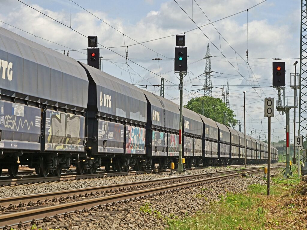 treno merci, un esempio di logistica sostenibile e trasporto intermodale